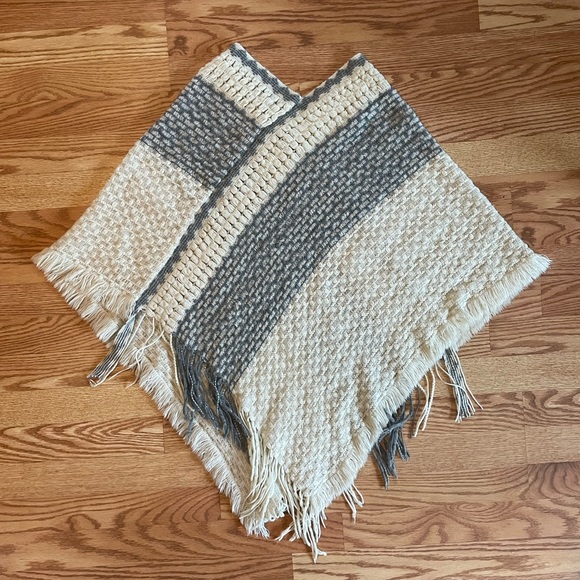 Boho Shawl / Pancho Sweater - Picture 3 of 6